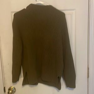 Green sweater M